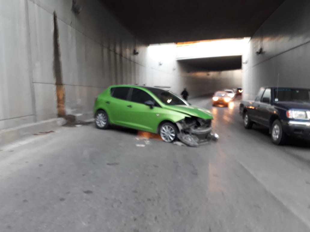 Conductor de Seat se impacta en el muro del paso del bulevar Revolución al Periférico. (Milenio Digital)