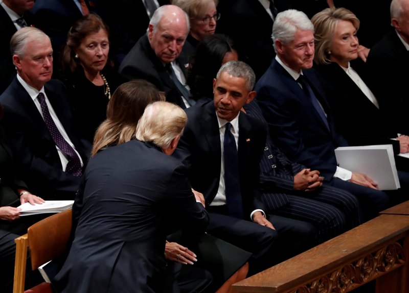 Donald y Melania Trump saludaron de mano a los Obama cuando llegaron a la ceremonia y tomaron sus asientos.