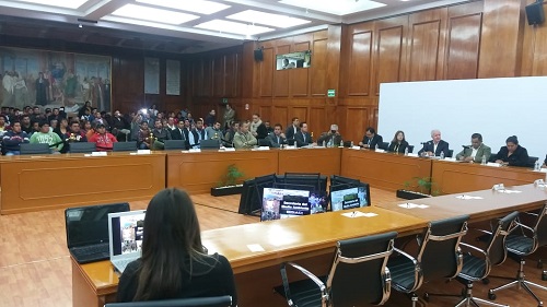 Durante la reunión en la Legislatura local. (Claudia Hidalgo)
