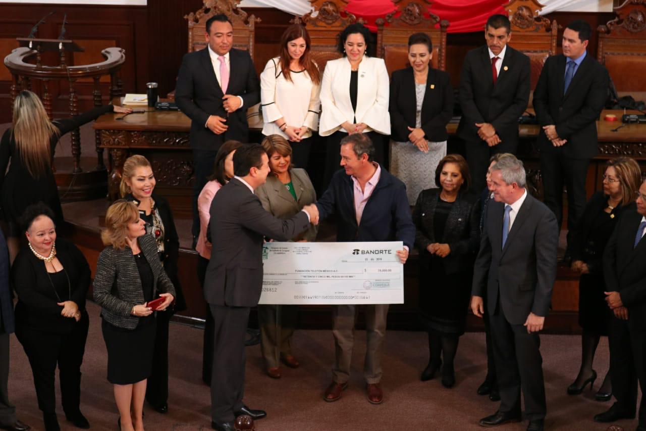 Se entregó el cheque al Director del Centro de Rehabilitación Infantil Teletón Coahuila, Herminio Rodríguez. (Ana Ponce)