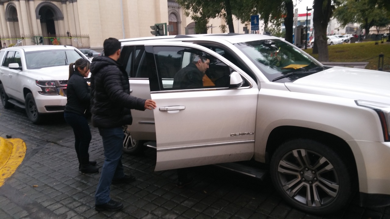Esteban Cantú, director de la AEI, aborda su camioneta afuera de Palacio de Gobierno. Foto: Eduardo Mendieta