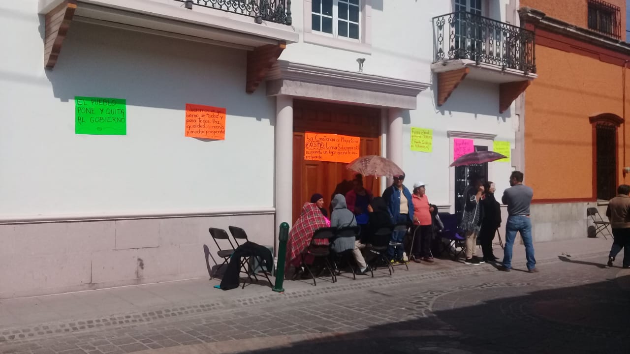 Alrededor de las 8 de la mañana la gente se congregó en la zona centro y han mantenido cerrada las puertas de Presidencia MunicipalBloquean presidenci
