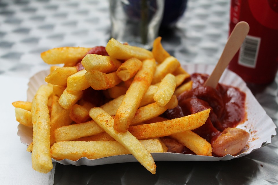 Una orden grande de papas fritas contiene más de 500 calorías. (Especial)