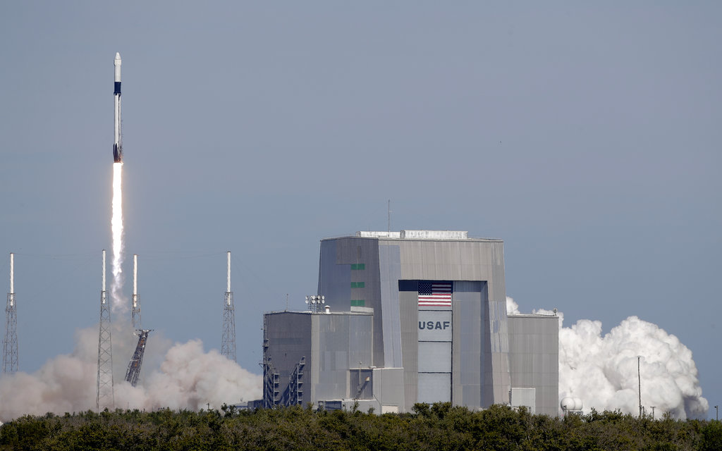 SpaceX además envió gusanos para experimentos en la Estación Espacial. (AP)