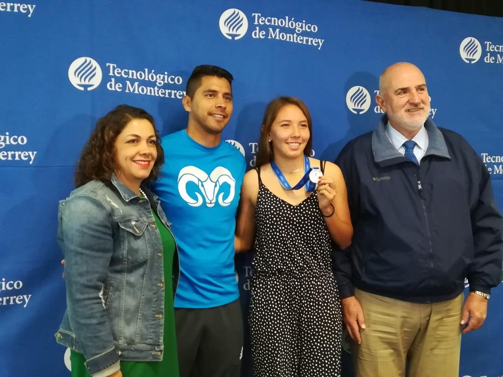 Tanna Sánchez (centro) es alumna de segundo año de preparatoria del Tecnológico de Monterrey Campus Puebla (Edgar González)