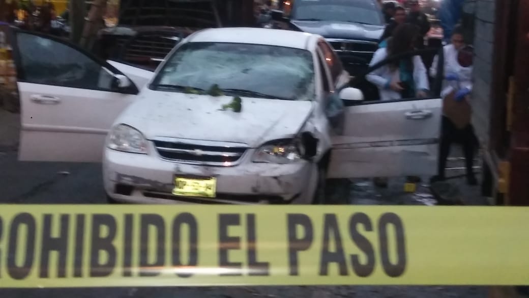 La zona fue acordonada por policías y el automóvil quedó dañado. (César Velázquez)