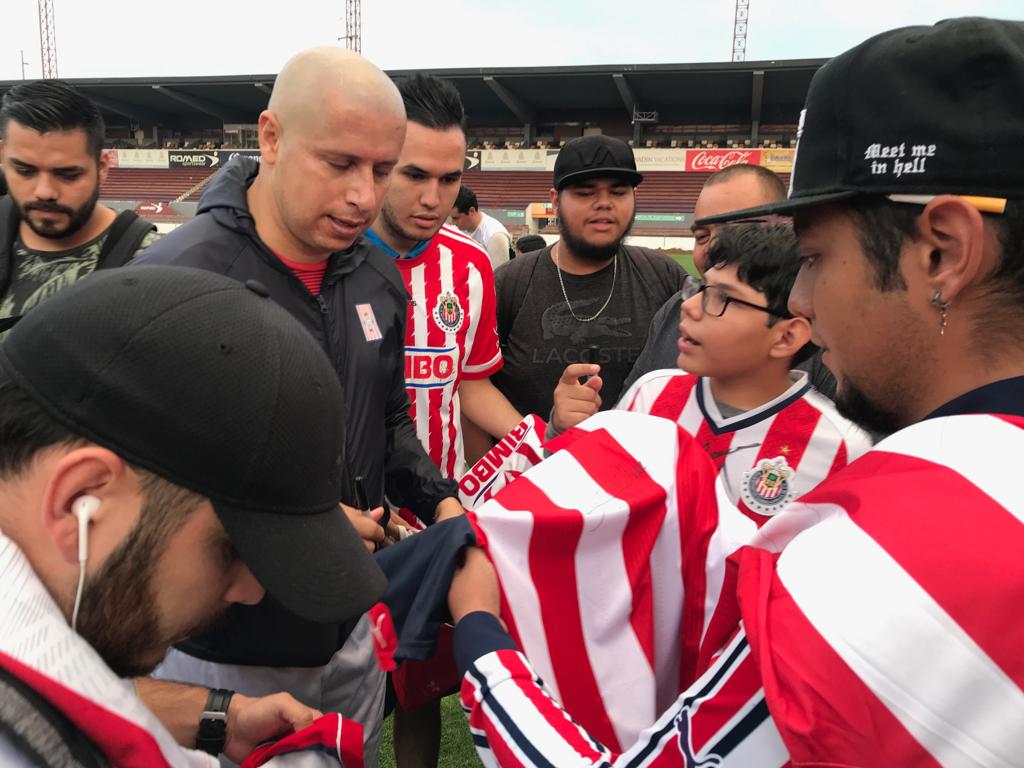 Adolfo Bautista estuvo presente en el entrenamiento previo al juego a beneficio del ‘Zully’. (Alberto Ávalos)