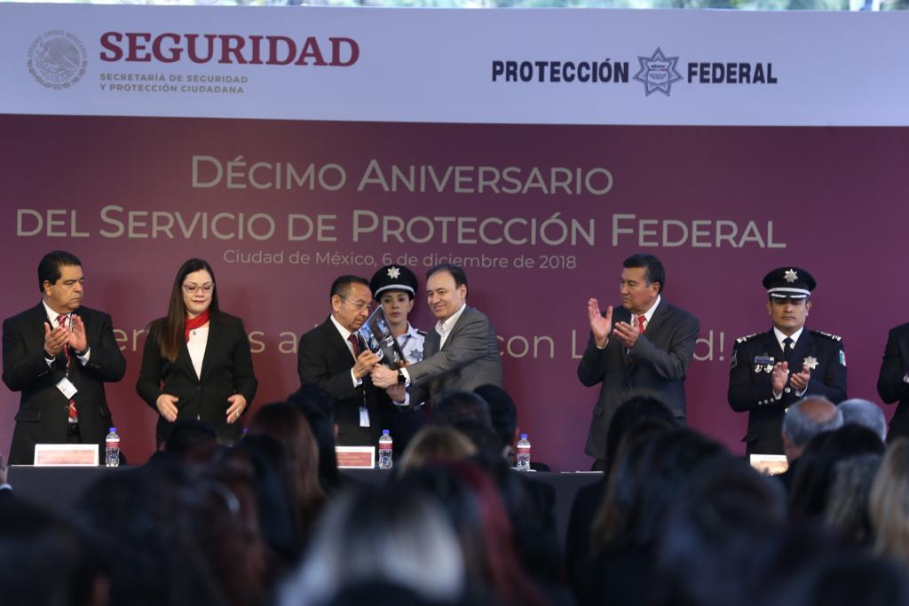 Alfonso Durazo, encabezó la ceremonia por el décimo aniversario de la creación del servicio de protección federal.  (Nelly Salas)