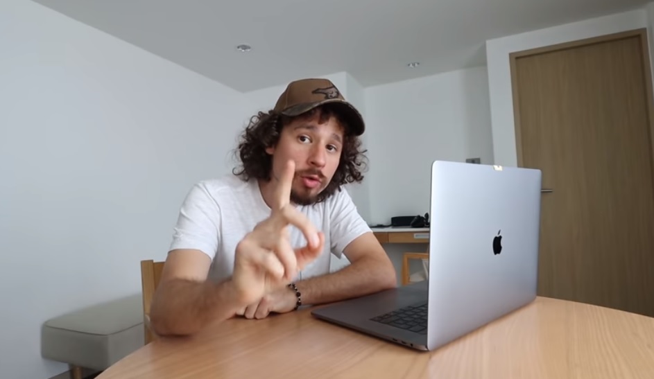 Detalló que la empresa le había mandado correos electrónicos reclamando el material del video y las ganancias generadas de éste.