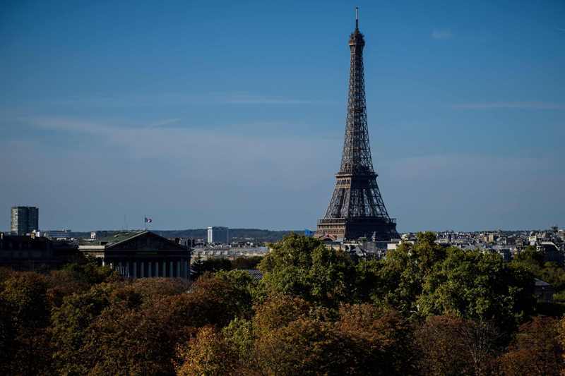 El emblemático monumento, la Ópera de París y una decena de museos de la capital, incluyendo el Grand Palais, el Louvre y las Catacumbas, tampoco abri