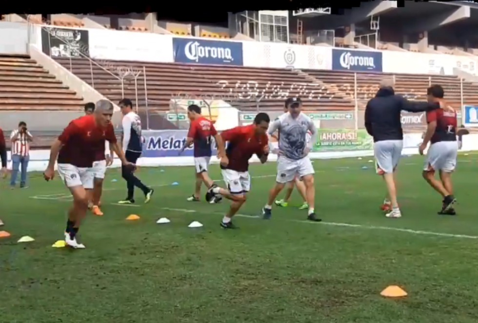El entrenamiento reunió a Leyendas del Guadalajara y futbolistas históricos. (Alberto Ávalos)