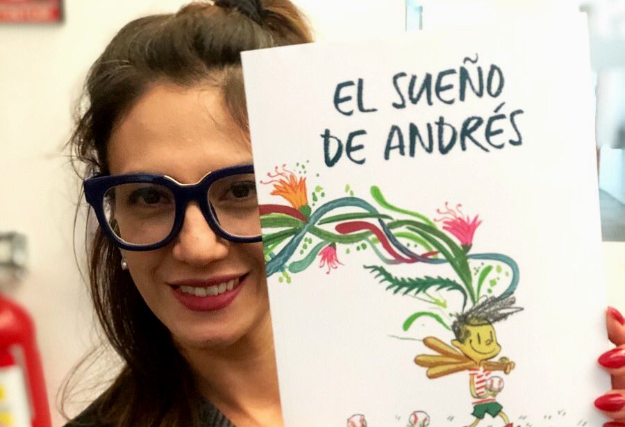 Gina Jaramillo posa con un ejemplar de 'El sueño de Andrés'. (Twitter)