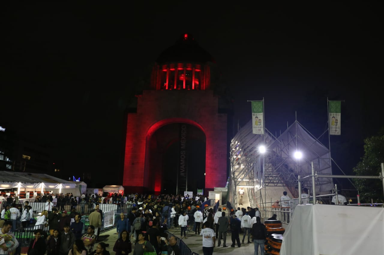 Durante la inauguración de la pista de hielo en el Monumento a la Revolución hubo cientos de visitantes. (Octavio Hoyos)