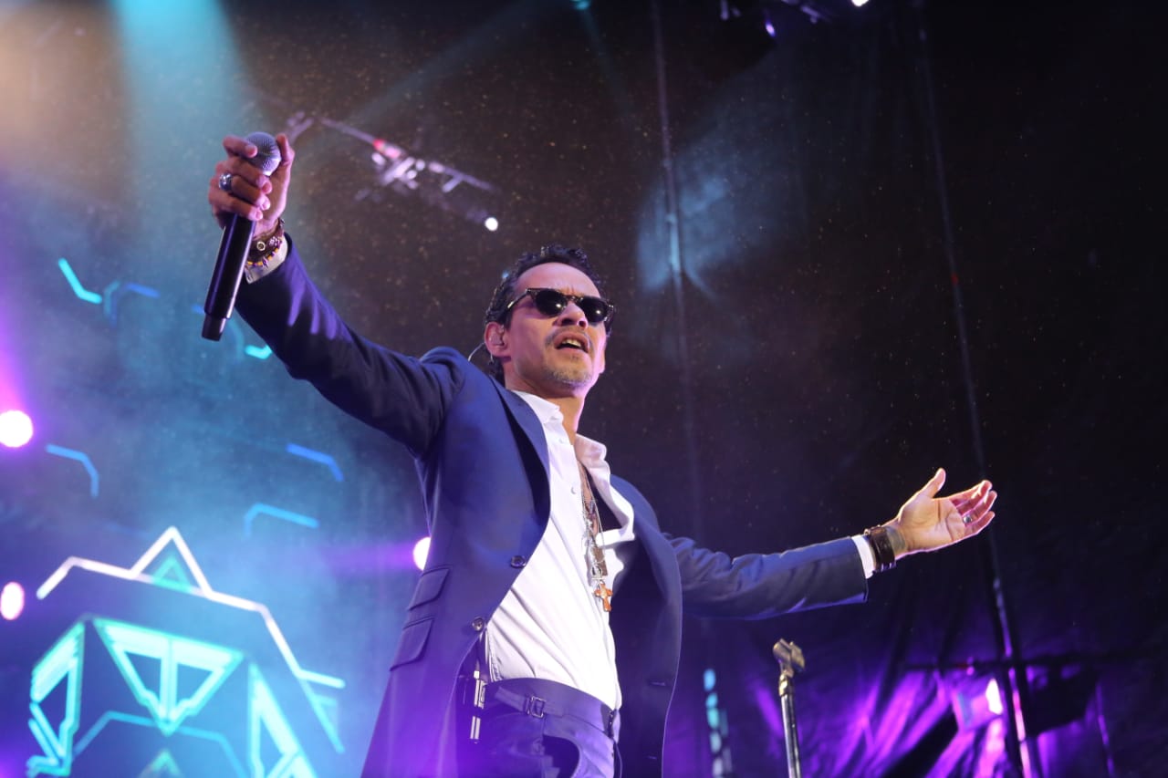 Marc Anthony apareció en el escenario en punto de las 21:50, vestido con un elegante traje azul. (Foto: Leonel Rocha)