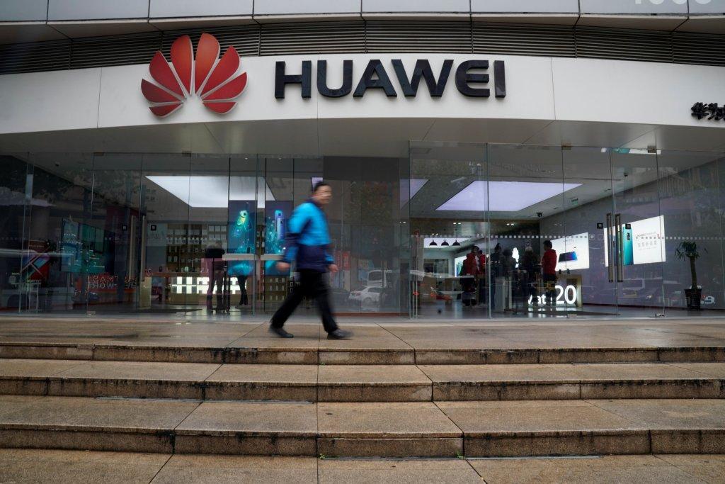 Tienda de Huawei en Shanghai, China (Reuters)