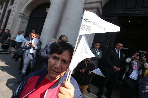 Una trabajadora manifestante frente a la Legislatura local. (Tania Contreras)