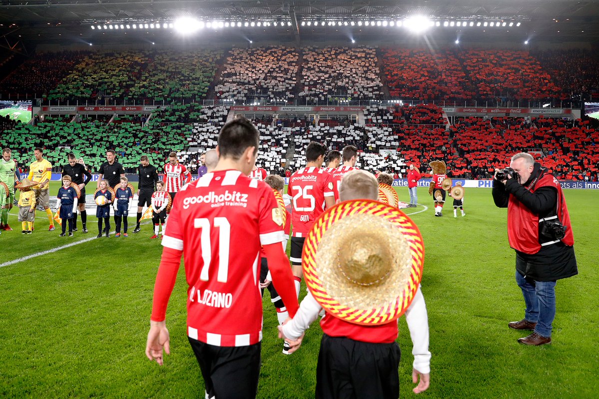 Afición del PSV hace mosaico de México (Twitter @psveindhoven)