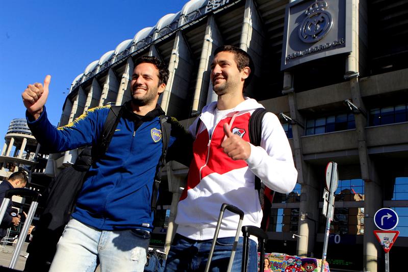 Aficionados de Boca Juniors y River Plate en el Santiago Bernabéu (EFE)