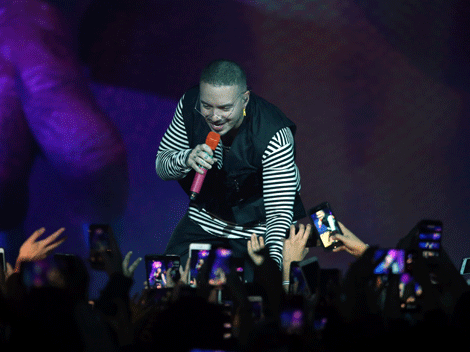 El artista tomó el escenario entre gritos impacientes y eufóricos de sus fans, iniciando su Vibras Tour con “Machika”. (Foto: Roberto Alanís)