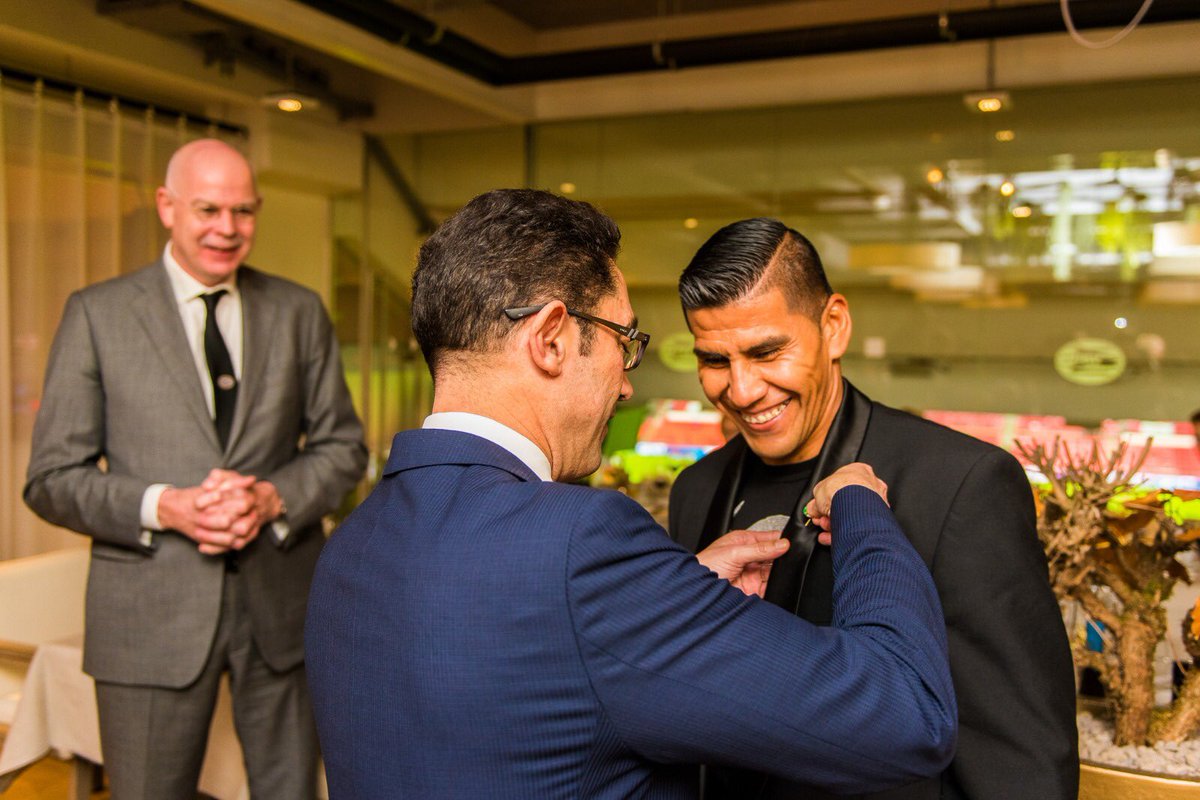 Carlos Salcido recibe distinción honorífica en el PSV (Twitter @psveindhoven)