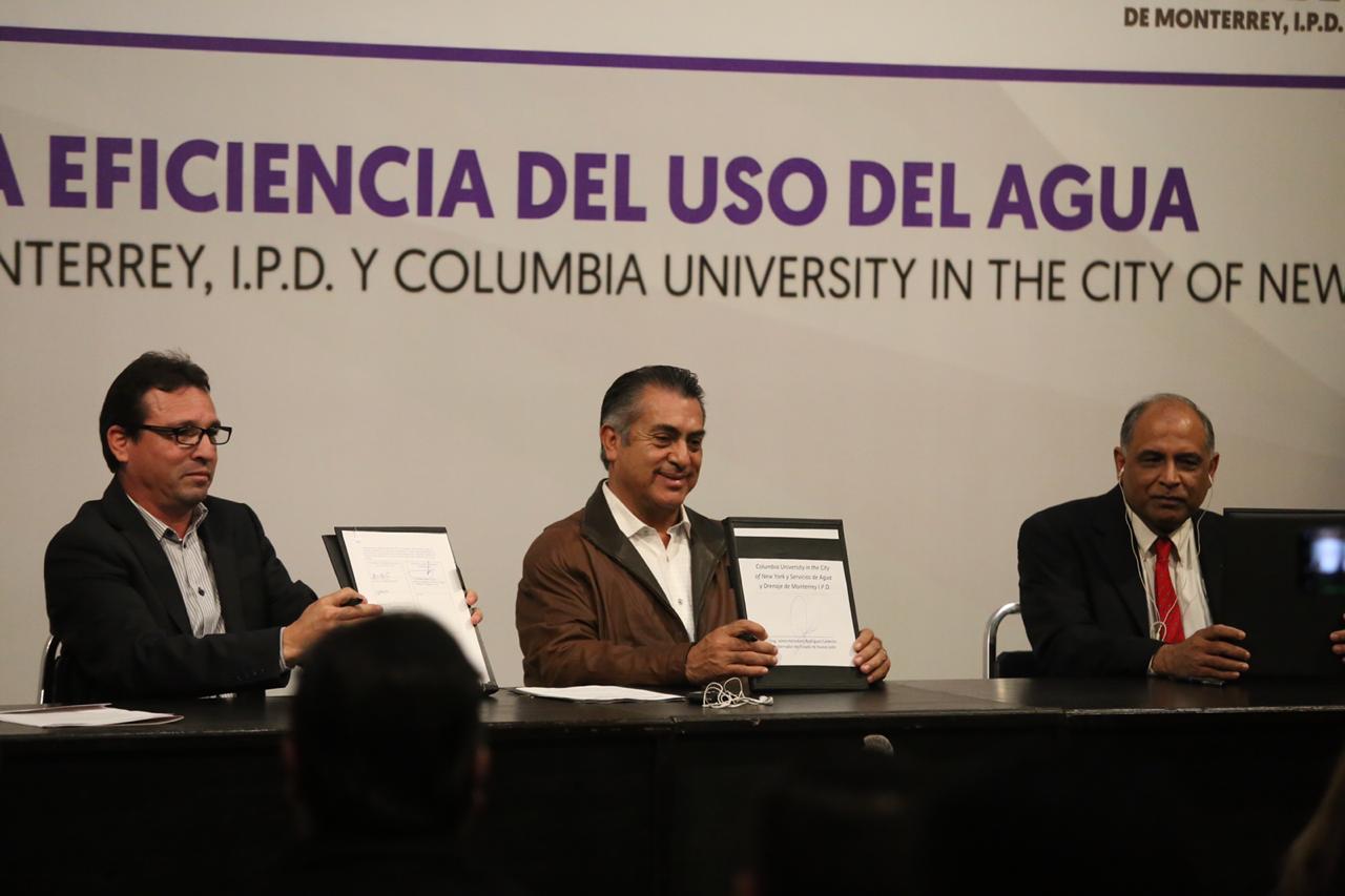El convenio fue firmado por el representante de la universidad y el Gobernador del estado (Foto: Jorge López)