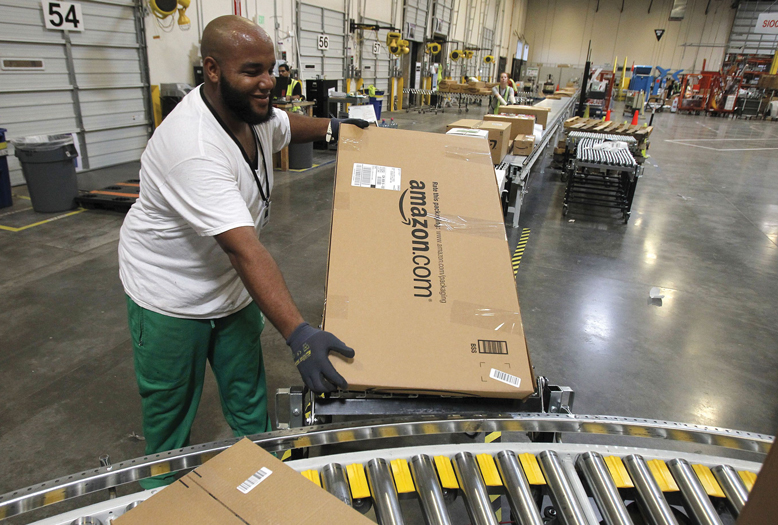Donald Trump asegura que el Servicio Postal de EU pierde miles de mdd, debido a la entrega de paquetes de Amazon (AP).