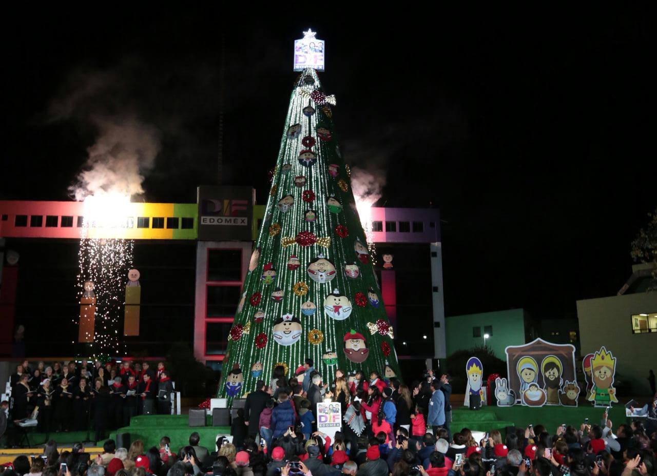 Durante el encendido del árbol navideño. (Tania Contreras)