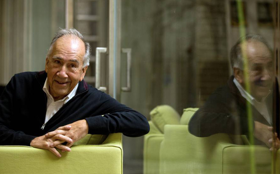 Invitamos a explora la poesía del catalán Joan Margarit, cuya obra parece estar plasmada de aquella intención de belleza y verdad (Foto EFE)