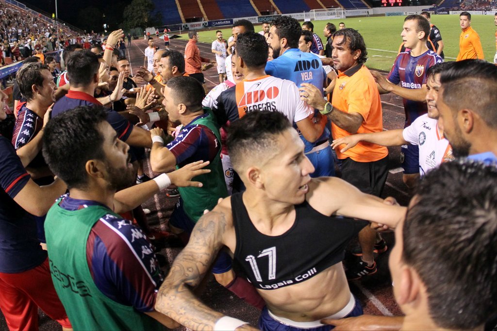 Jugadores de Atlante y de Alebrijes en conato de bronca (Imago7)