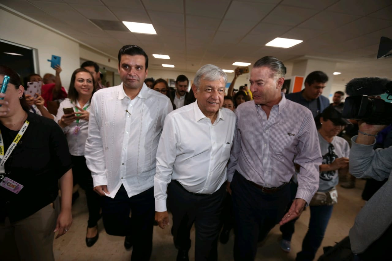 Quirino Ordaz recibe a AMLO en aeropuerto de Sinaloa  (Javier Ríos)