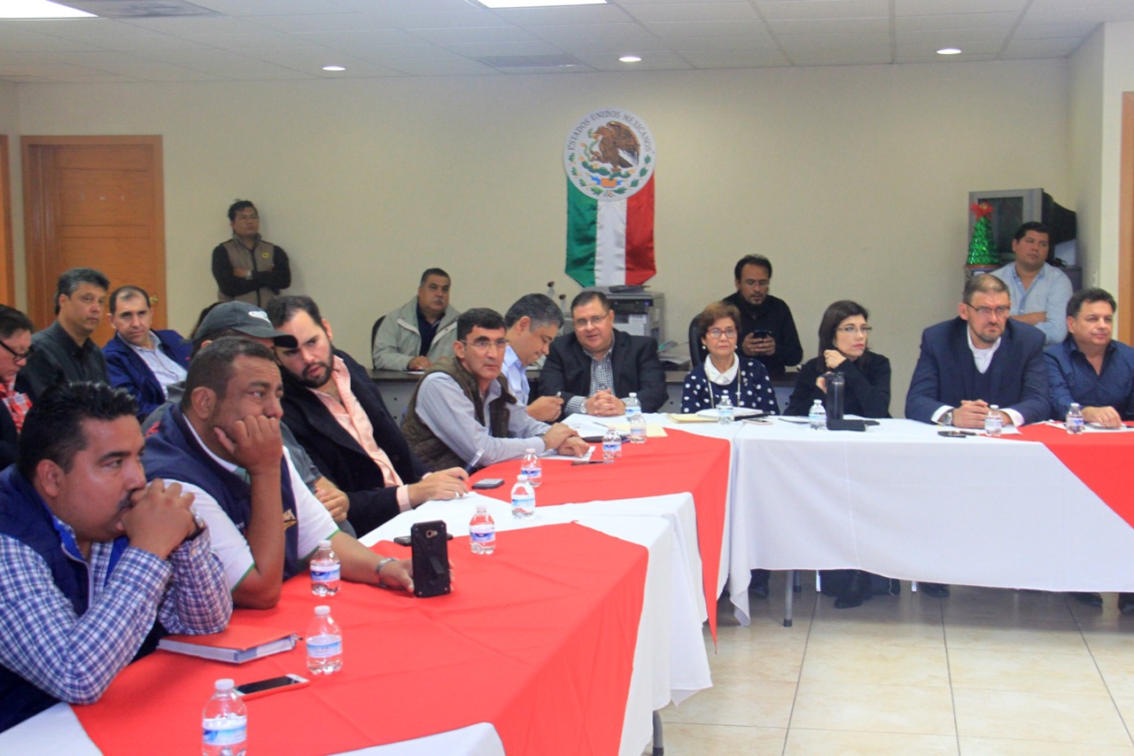 Durante la reunión asistieron las autoridades estatales a través de la Secretaría de Infraestructura, del municipio y transportistas. (Óscar Wong)