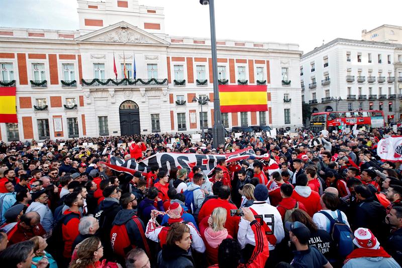 Aficionados de River Plate en la Puerta del Sol de Madrid (EFE)