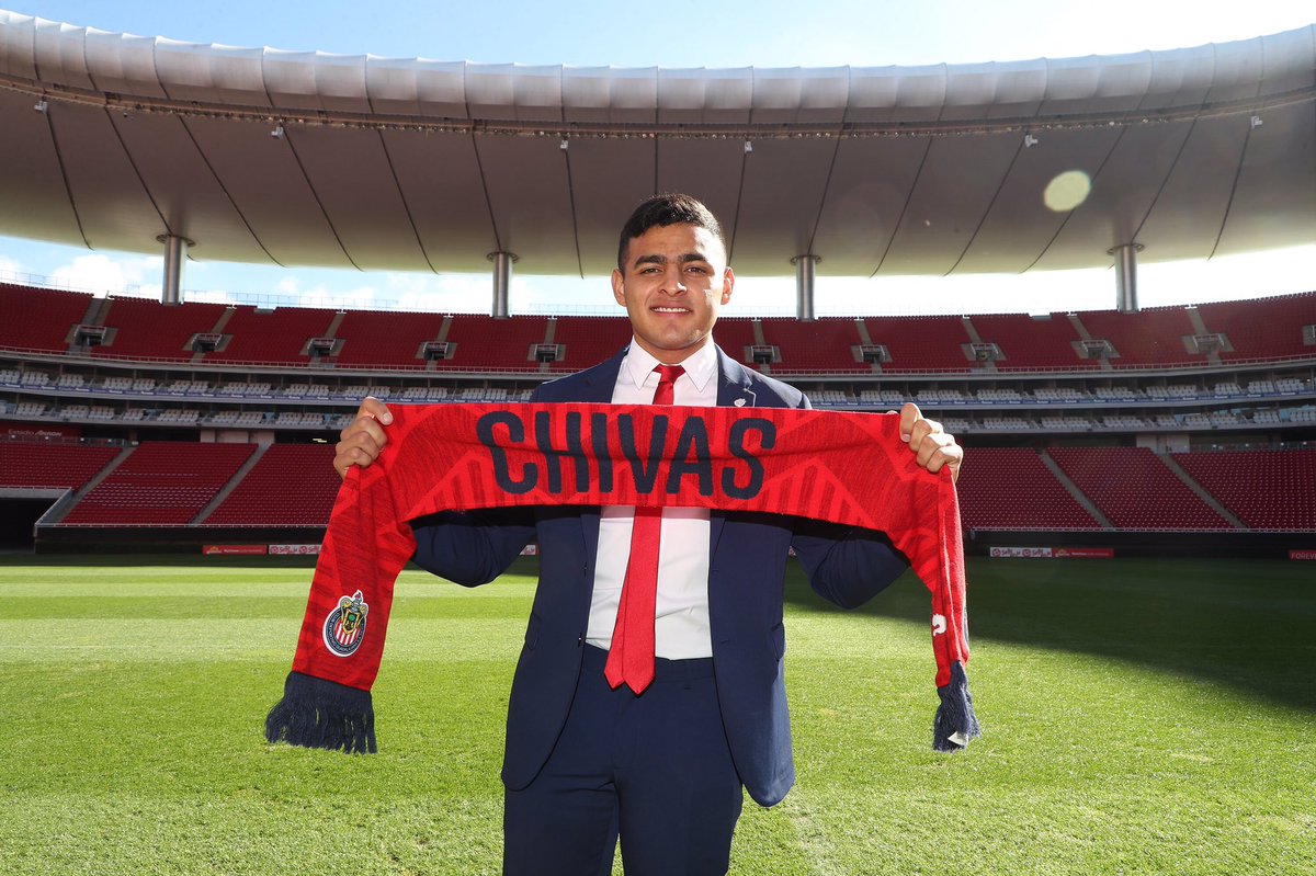 Alexis Vega en su presentación con Chivas (Twitter @Chivas)