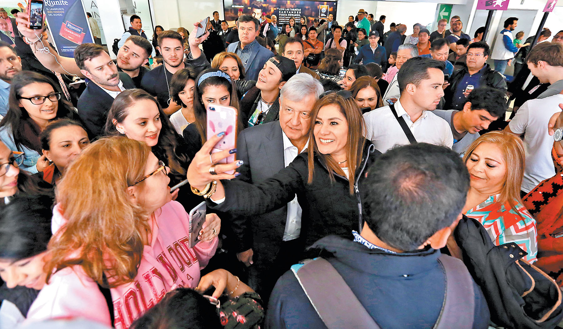 AMLO opinó que “los de arriba se dan la gran vida y ahora están enojados porque ganaban 600 mil pesos mensuales”. (Javier Ríos)