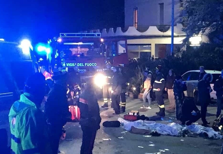 Por la estampida fallecieron cinco adolescentes y una mujer de 39 años. | AP