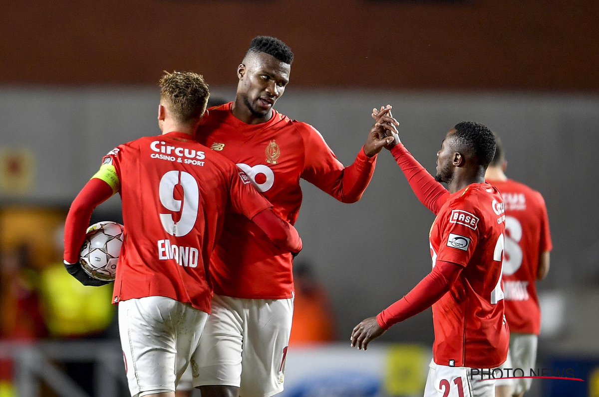Jugadores del Standard Lieja en festejo de gol (@Standard_RSCL)