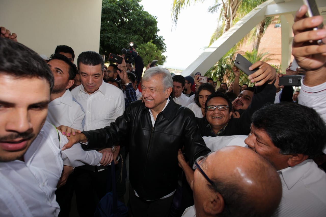 Rutilio Escandón, gobernador electo de Chiapas, recibió a Andrés Manuel López Obrador en el aeropuerto de Tuxtla Gutiérrez. (Omar Franco)