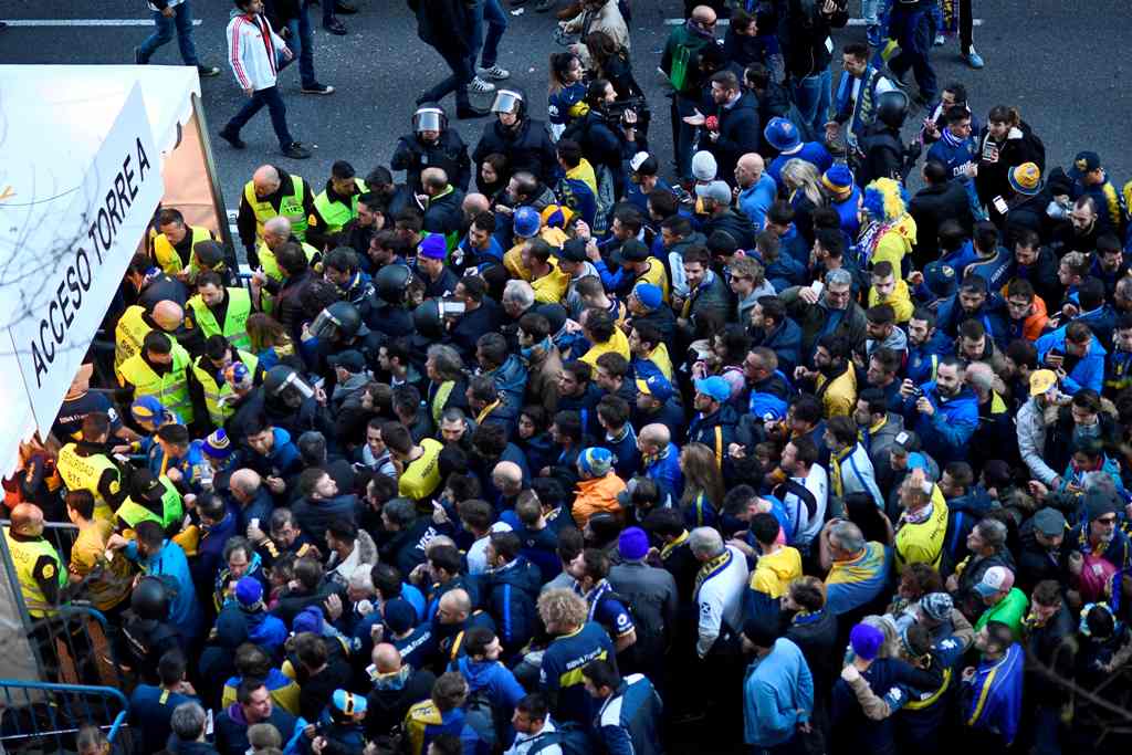 Aficionados de Boca Juniors ingresando al Santiago Bernabéu (AFP)