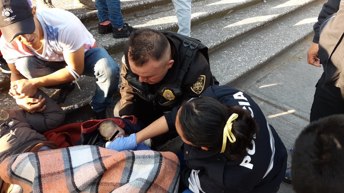El bebé y su mamá fueron llevador al hospital materno infantil Inguaran, donde los reportan estables. (Gabriel Ortega)