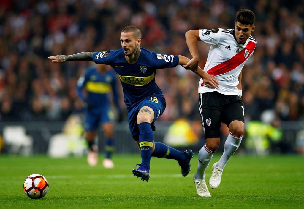 Dario Benedetto y Exequiel Palacios en disputa por el balón (Reuters)