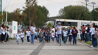 Duendes regalan un día mágico a 800 niños