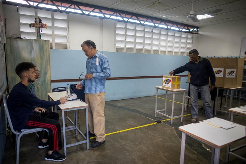 La elección estuvo marcada por una gran abstención en medio de la apatía general y una agobiante crisis económica.