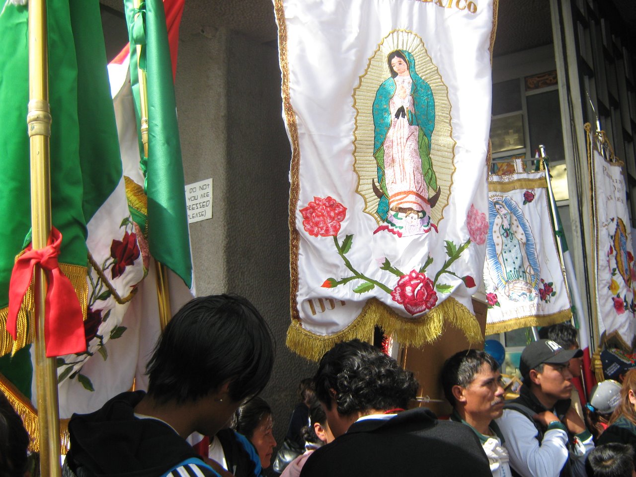 Grupos fieles católicos comenzaron a visitar el Santuario Guadalupano, ubicado en los campos del Seminario Palafoxiano (Jaime Zambrano)