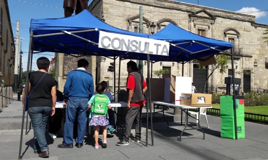 Instalaron una casilla en plaza de la Liberación y a través de una boleta cuestionaron a mil personas. (Perla Gómez)