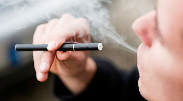 Los cigarros electrónicos se han hecho populares en los últimos años. (Especial)