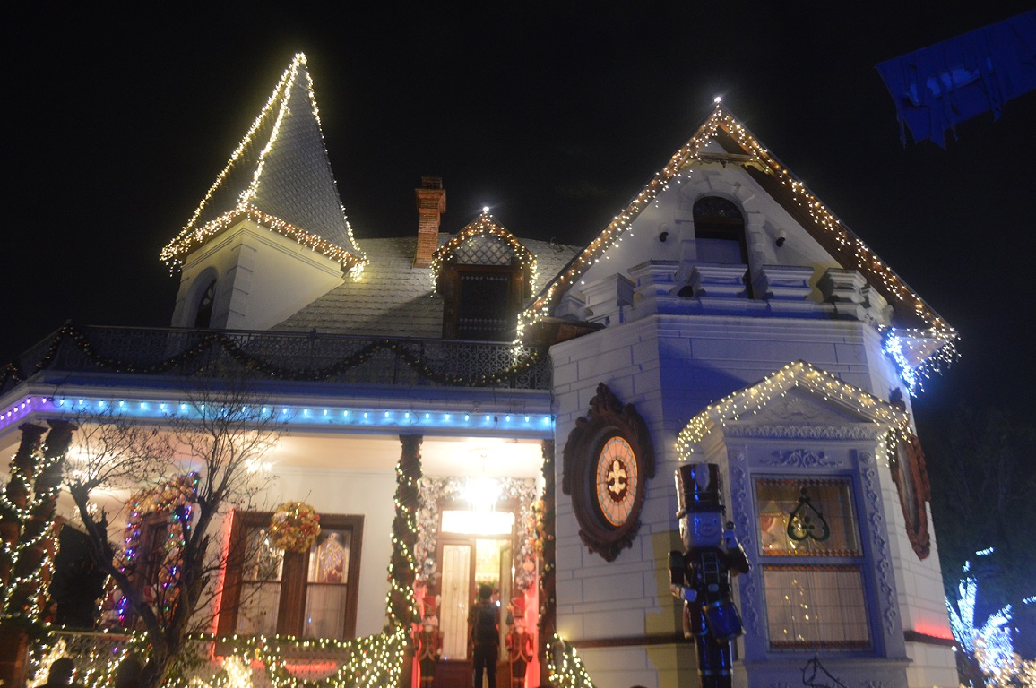 La Mansión Clover Lawn se viste de Navidad con un festival familiar lleno de luces y colores. (Gustavo Rodríguez)