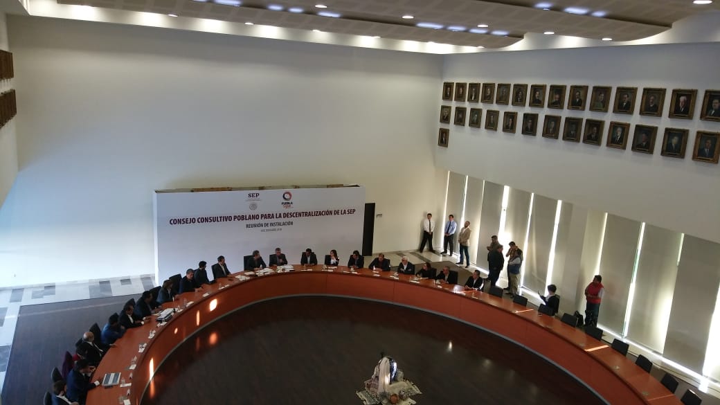 La reunión inicial  fue encabezada por el titular de la SEP federal, Esteban Moctezuma Barragán, y el gobernador de Puebla, Antonio Gali Fayad (Jaime 
