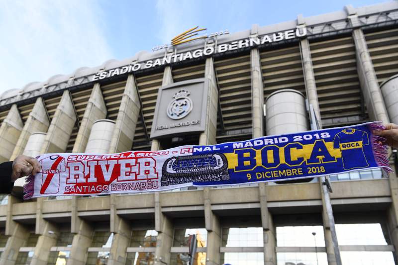 Rivales históricos del futbol argentino, River Plate y Boca Juniors buscan coronarse como campeones de Sudamérica en un Madrid blindado. (AFP)