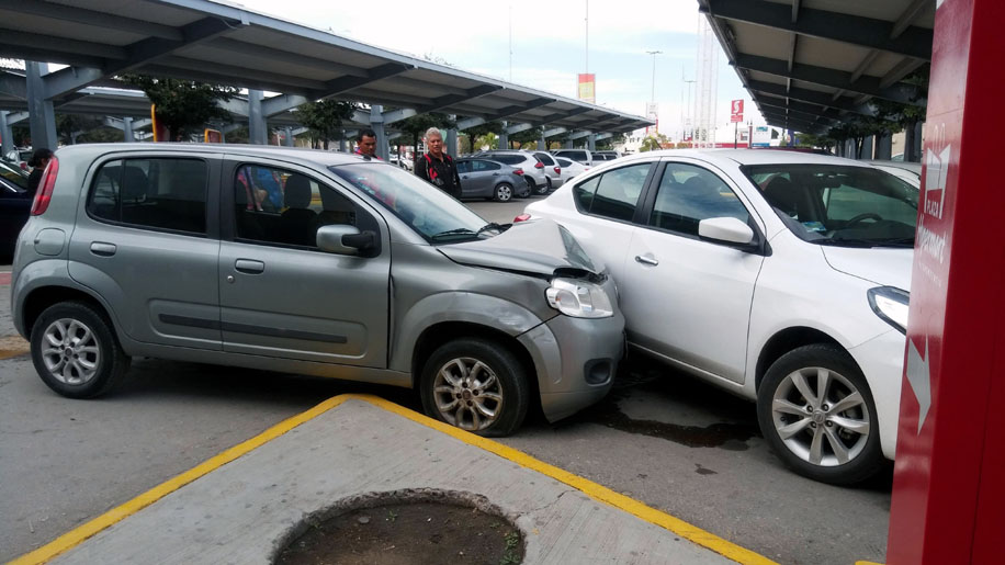El auto Nissan modelo Versa fue el último en recibir un golpe de parte de la unidad de la conductora. (Especial)