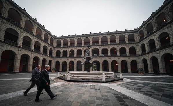“Caminando al interior de Palacio Nacional con Lázaro Cárdenas Batel”, publicó.